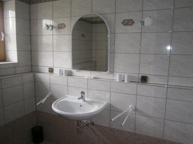 Bad mit Waschbecken und Spiegel